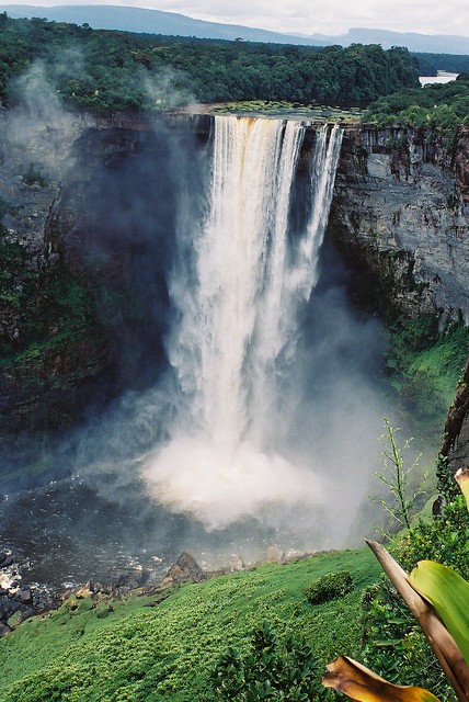 Download this Kaieteur Falls picture