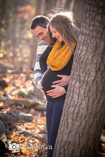 Autumn maternity photos by Ottawa photographer Danielle Donders
