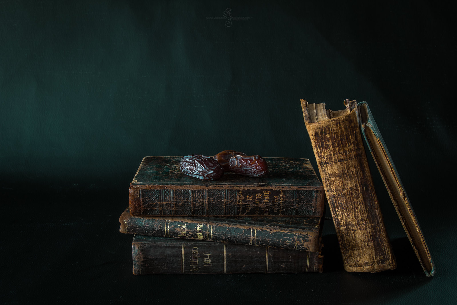 Ruskeita vanhoja kirjoja sekä taateleita / Old brown books and dates on top
