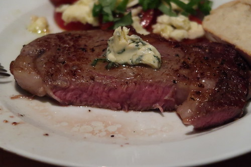 Nebraska Dry Aged Entrecôte als Steak mit Salbeibutter (angeschnitten)
