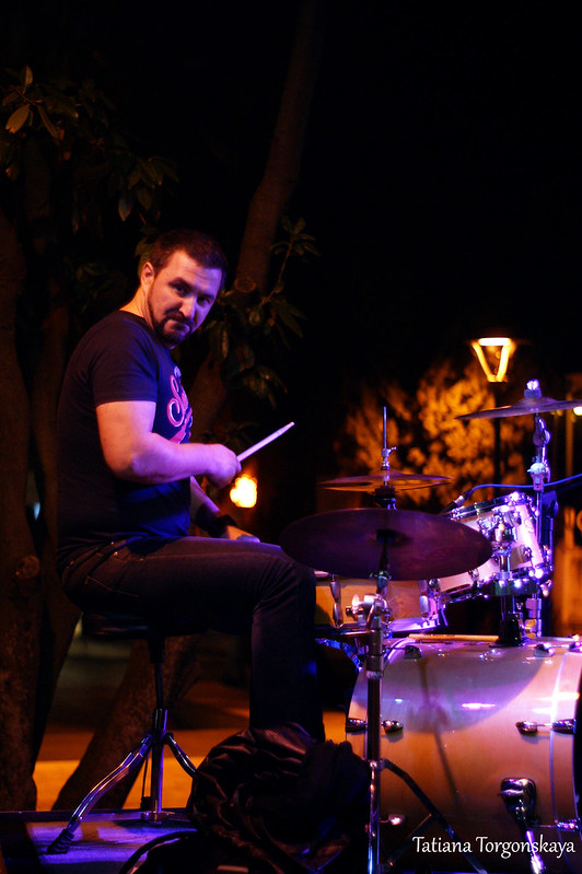 Желько Самарджич, ударник группы "Boka bend" во время выступления