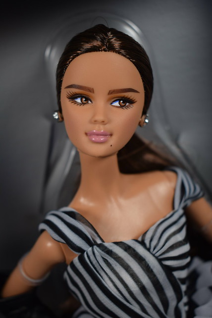 2015 Barbie Barbie Fan Club Exclusive Black And White Collection Chiffon Ball Gown Barbie DGW59 (3)