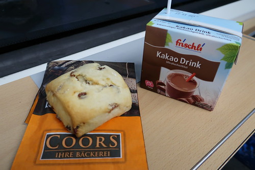 Quarkrosinenbrötchen von der Bäckerei Coors (Osnabrück Hbf) mit Kakao Drink als Frühstück im Zug