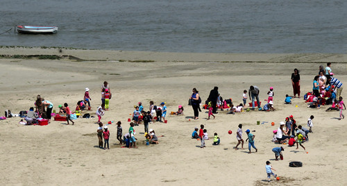 Cap Hornu: kids playing on the beach