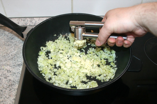 22 - Knoblauch dazu pressen / Add garlic