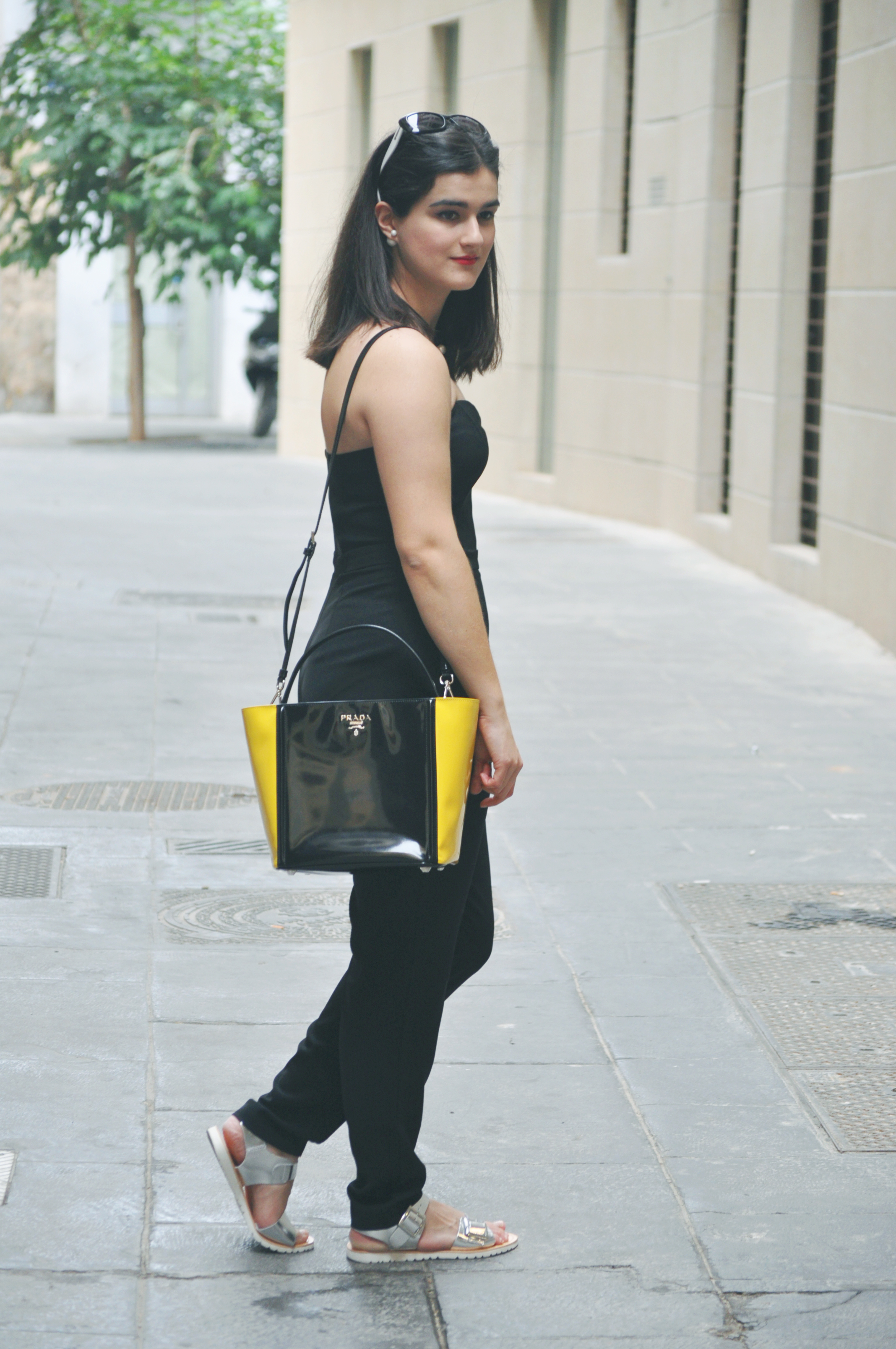 something fashion blogger, valenciablogger, ugly shoes how to style black jumpsuit, outfit inspiration total black prada, short hair brunette sweetheart spazzolo bag statement, valencia moda blogger