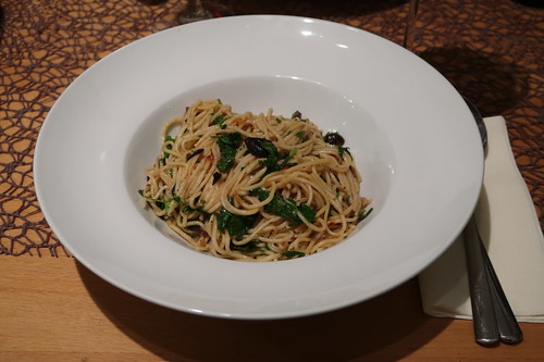 Spaghetti con aglio, olio, peperoncino e prezzemolo + dieses Mal: Oliven