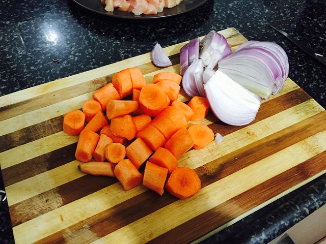洋蔥胡蘿蔔切著備用