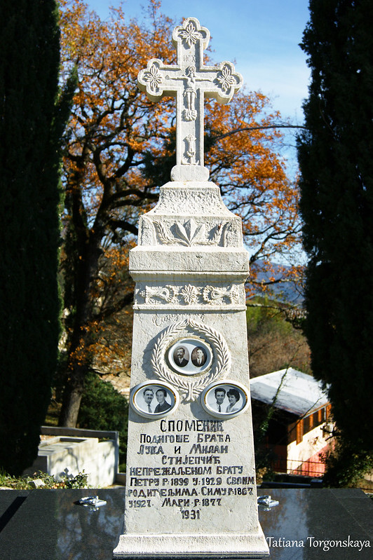 Надгробный памятник на церковном кладбище