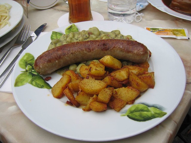 typical-german-lunch-dinner-bratwurst-und-bratkartoffeln-flickr