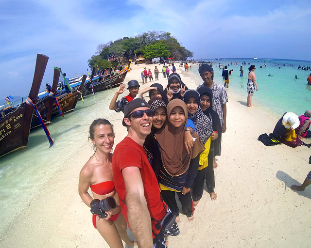 Con un montón de amiguitos en la playa de Tub Island, la lengua de arena más famosa de Tailandia