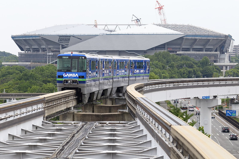 Osaka Monorail wearing GAMBA Osaka wrapping (6)