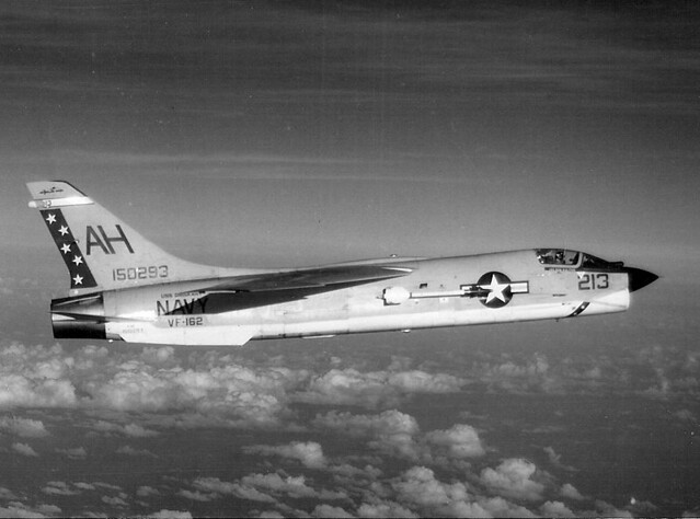 1/72 Vought F-8E Crusader Academy - Le chasseur de porcelaine  31543426510_5a6cb5e36f_z