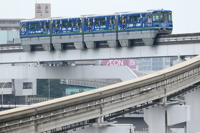 Osaka Monorail wearing GAMBA Osaka wrapping (5)
