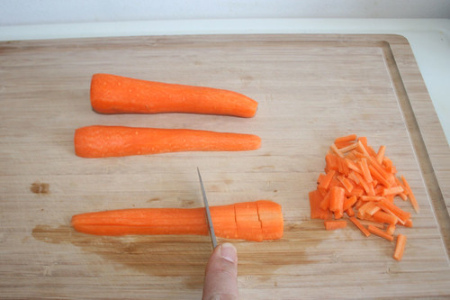 25 - Möhren in Streifen schneiden / Cut carrots in stripes