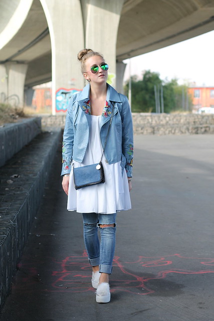 blue-leather-jacket-whole-outfit-walk-wiebkembg