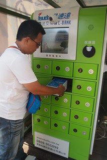 小琉球電動機車租賃站採用電池交換站，方便遊客使用，不擔心充電問題。攝影：李育琴