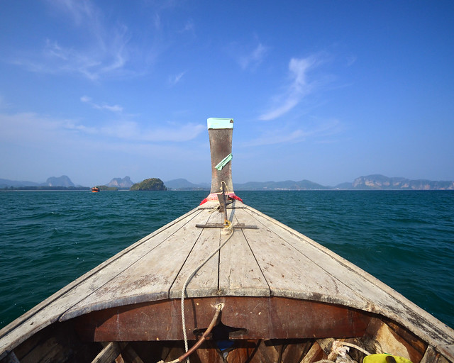 Nuestra barca rumbo a las islas Koh Hong en Tailandia donde están las mejores playas de Tailandia