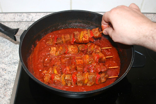 43 - Spieße zurück in Sauce legen / Put shashlik back in sauce