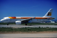 Iberia A320-214 EC-HKK BCN 31/03/2001