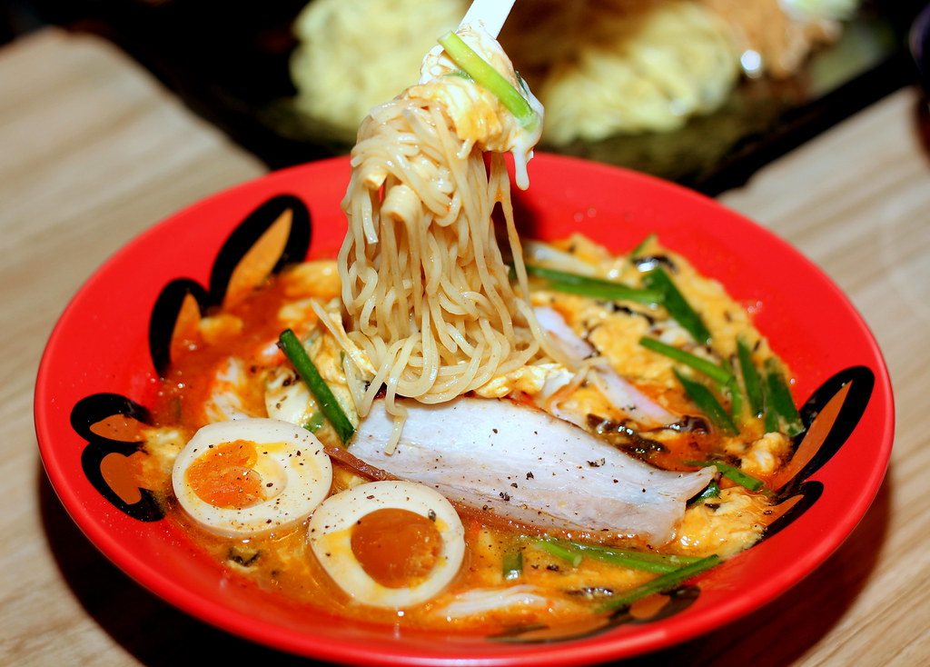 拉面在新加坡:拉面Kani圭佑帝王蟹汤与混合油炸煎蛋卷拉面
