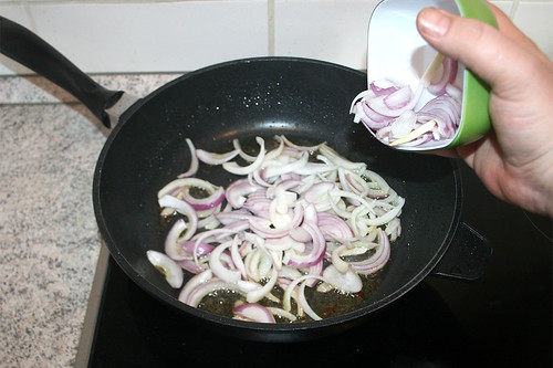 27 - Zwiebeln ins Bratfett geben / Add onions