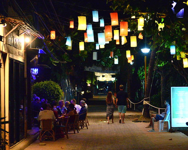 Calles iluminadas de Ao Nang junto al mar