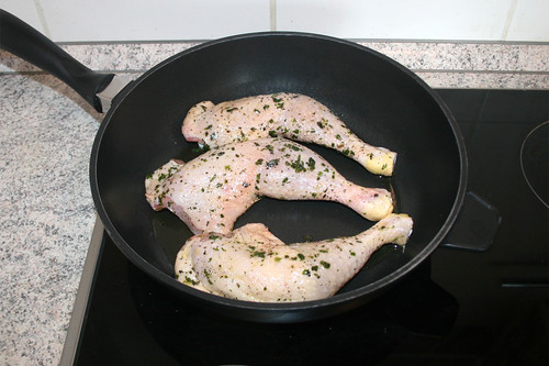 24 - Hähnchenschenkel in Pfanne geben / Put chicken legs in pan