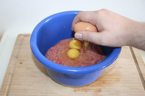 16 - Hackfleisch & Eier in Schüssel geben / Put ground meat & eggs in bowl