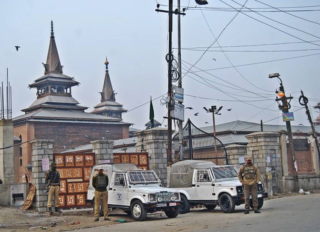 Security personnels outside Sri Nagar's Jamia Mosque