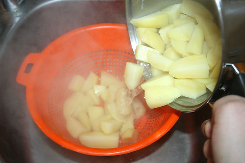 39 - Kartoffeln abgießen / Drain potatoes