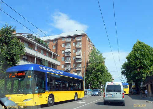 due filobus Neoplan nel quartiere San Lazzaro - linea 7
