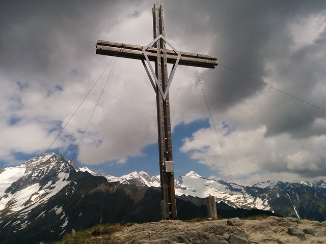 Schönberg-Gipfelkreuz mit Blick auf Schwarzenstein und Großer Löffler