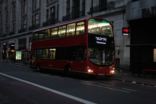 London General VWL18 on Route N1, Centrepoint
