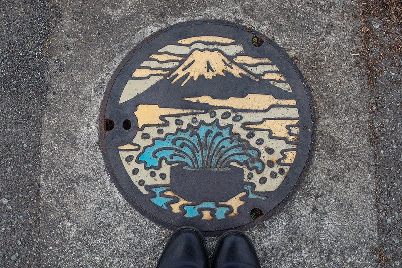 Monte Fuji en una de las tapas de alcantarilla de Fujikawa