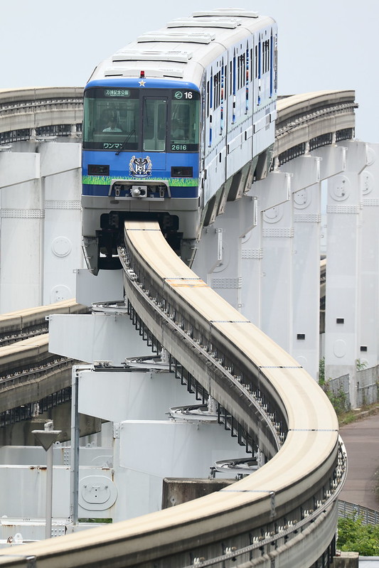 Osaka Monorail wearing GAMBA Osaka wrapping (3)