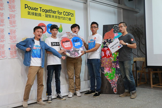 20151113_TWYCC前進巴黎_手拿精神標語充分顯現台灣對氣候行動的決心。攝影：黃小玲。