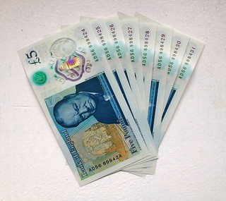 five pound banknotes sequential serial numbers