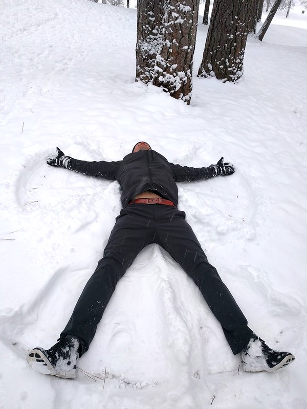 We put the new Zephyr Berlin pants to the test making snow angels.