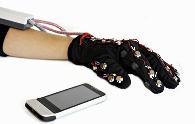 This glove can send information the deaf-blind
