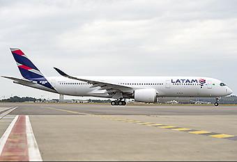 LATAM A350-900 taxi (Airbus)