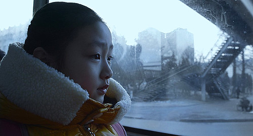 映画『太陽の下で-真実の北朝鮮-』 © VERTOV SIA,VERTOV REAL CINEMA OOO,HYPERMARKET FILM s.r.o.ČESKÁ TELEVIZE,SAXONIA ENTERTAINMENT GMBH,MITTELDEUTSCHER RUNDFUNK 2015