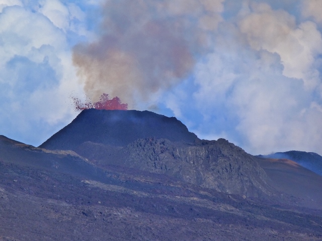 Volcán en erupción Le Piton de la Fournaise (Isla Reunión)