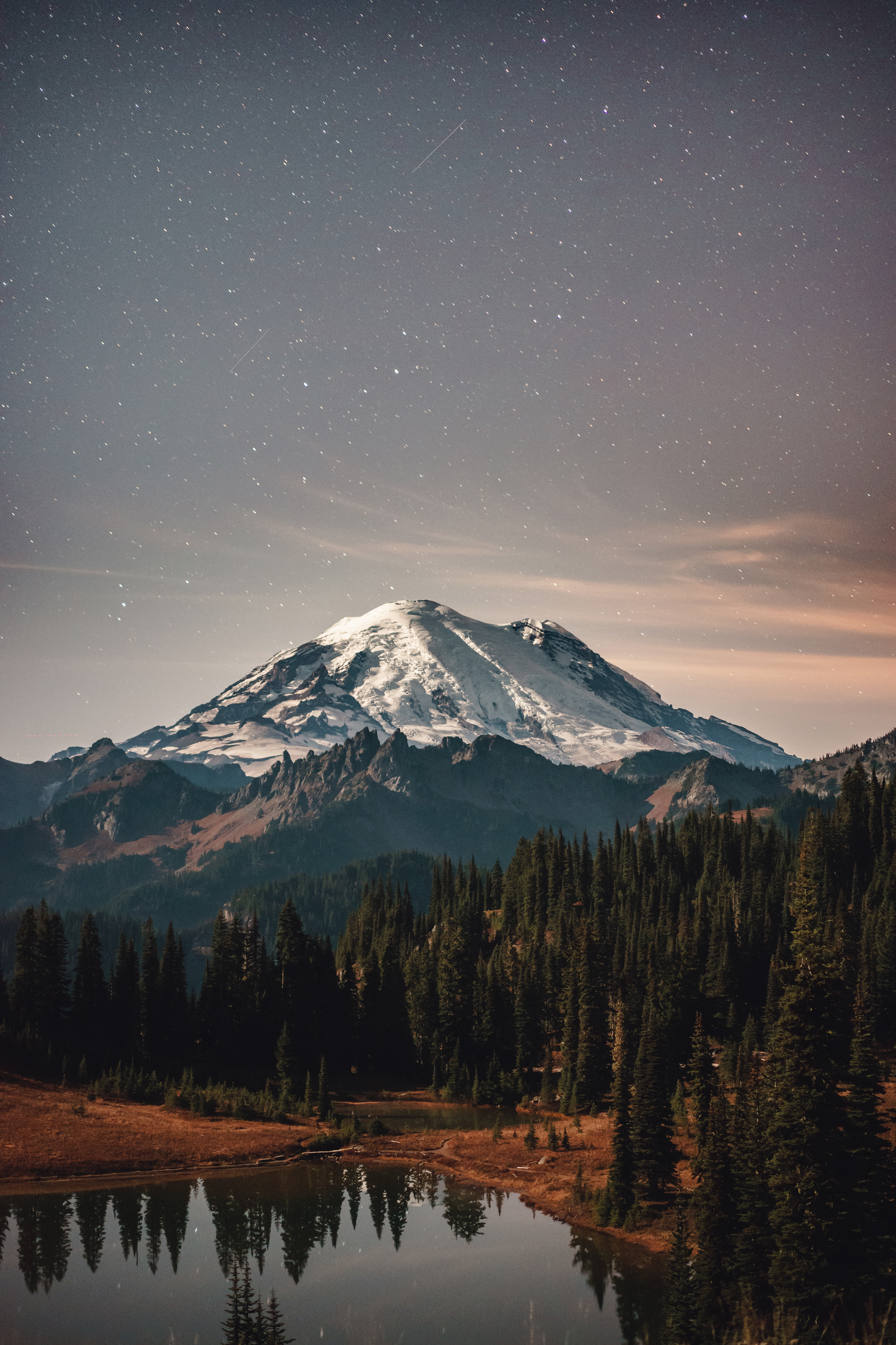Mount Rainier under a starry sky 4000x6000 ...