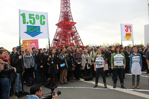 公民團體在場外舉辦倡議行動，呼籲氣候談判應以1.5℃為目標。圖片來源：Takver（CC BY-SA 2.0）。 