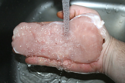 17 - Putenschnitzel waschen / Wash turkey escalopes
