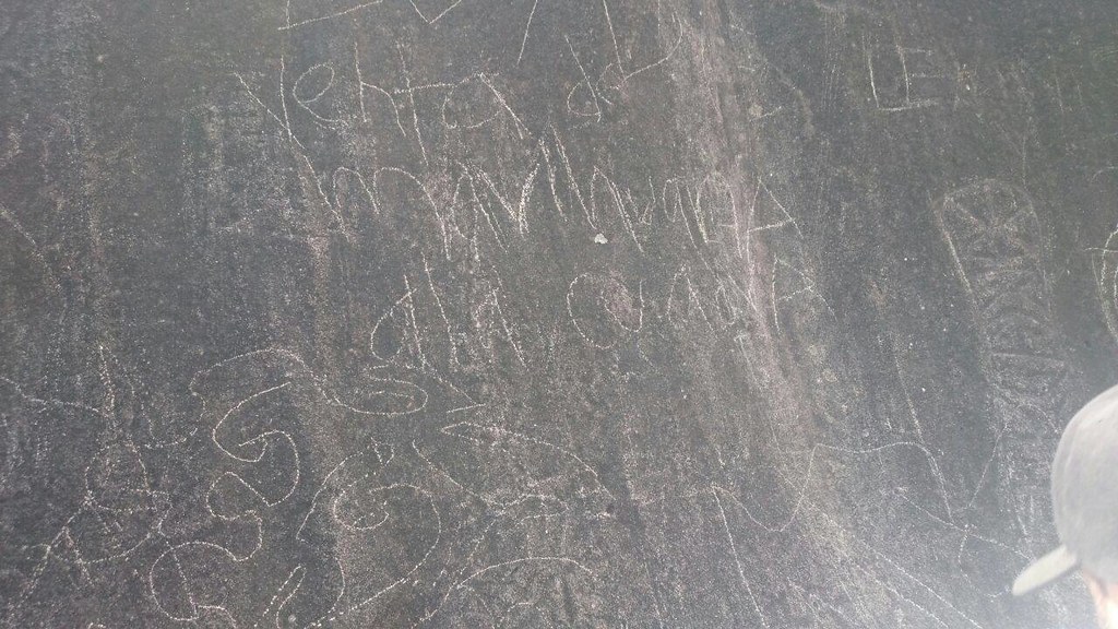 Vandalismo en la piedra del Pirú (patrimonio de Támesis)