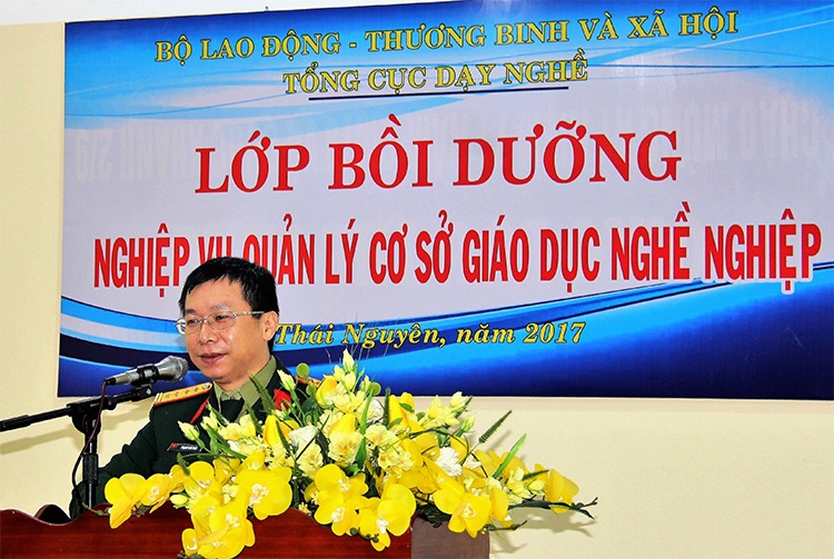 Đ/c Đại tá Phạm Văn Hòa - Hiệu trưởng, Trường Cao đẳng nghề số 1 - BQP phát biểu, quán triệt mục đích, yêu cầu của lớp bồi dưỡng.