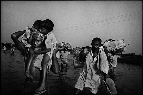 氣候變遷，海水位上升、水旱災頻發，人們必須遷徙以適應環境。圖為印度比哈爾邦，人民在大水過後返回家園。圖片來源：Balazs Gardi。(CC BY-NC-ND 2.0)