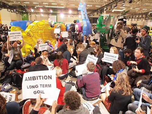 環團在COP21會場的動物館鼓譟抗議弱化的草案。攝影：賴慧玲。